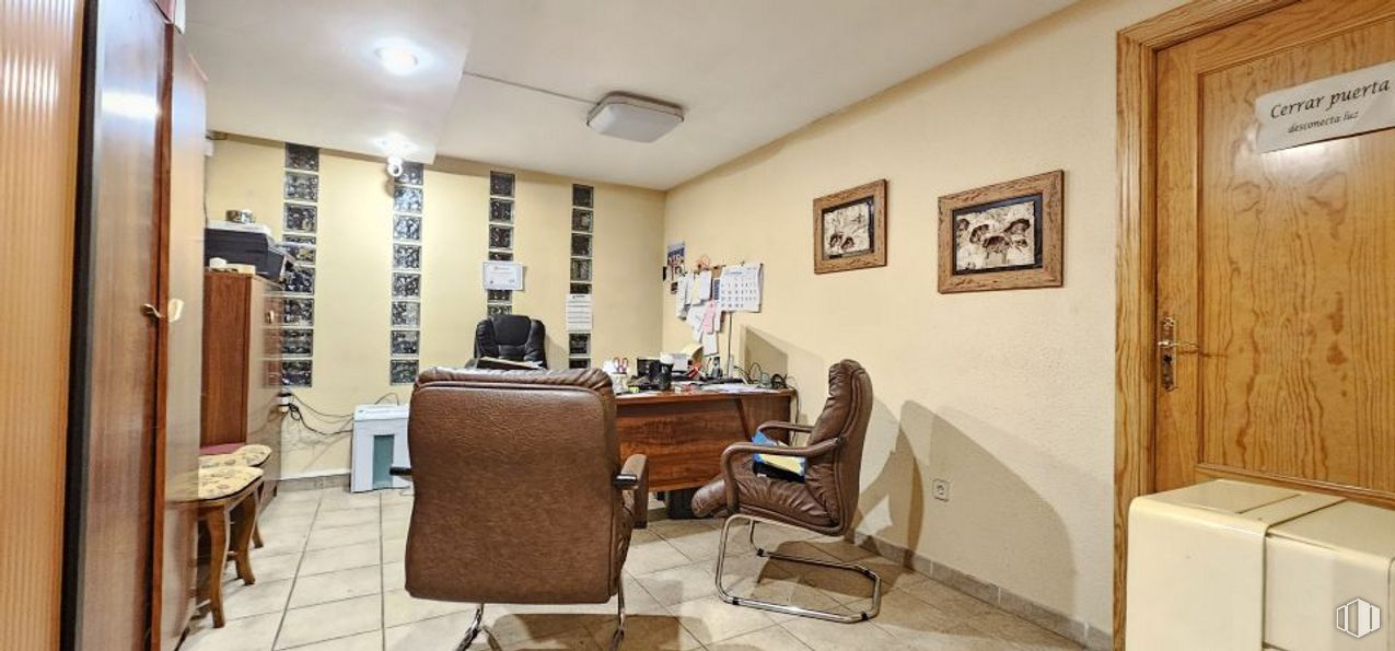 Retail for sale & for rent at Avenida Real Fábrica de Sedas, 4, Talavera de la Reina, Toledo, 45600 with chair, door, furniture, table, picture frame, desk, building, office chair, floor and wood around