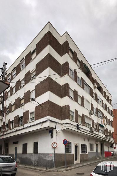 Retail for sale at Calle Pilar, 10, Móstoles, Madrid, 28934 with car, building, cloud, land vehicle, sky, window, vehicle, urban design, tower block and condominium around