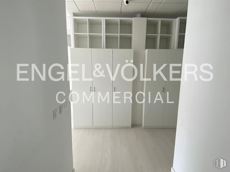 Oficina en alquiler en Calle Julián Camarillo, 38, San Blas - Canillejas, Madrid, 28037 con mueble, edificio, accesorio, interiorismo, madera, gris, suelos, suelo, fuente y puerta alrededor