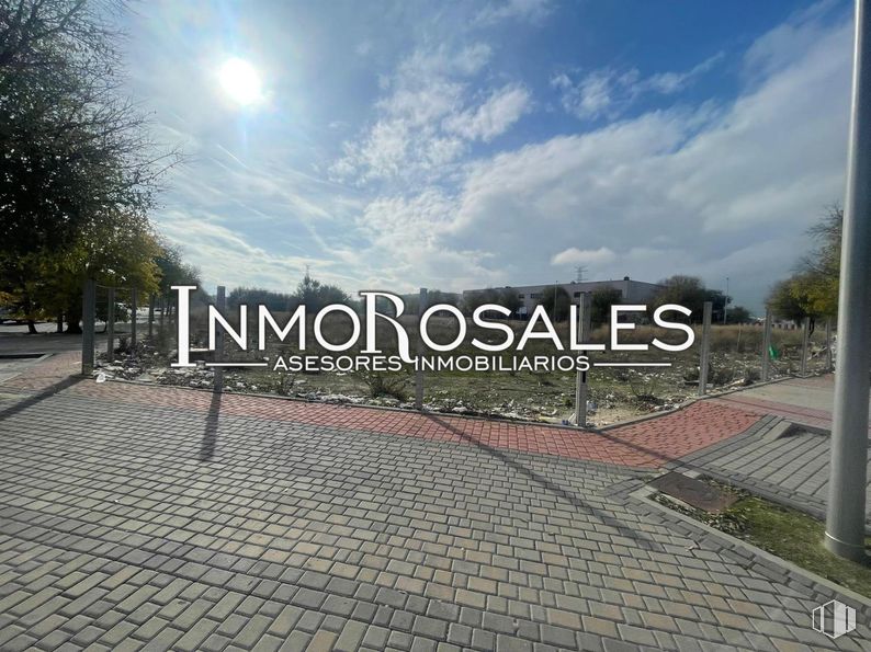 Land for sale at Calle San Ezequiel, Villaverde, Madrid, 28021 with sidewalk, shade, flagstone, walkway, street light and tile around