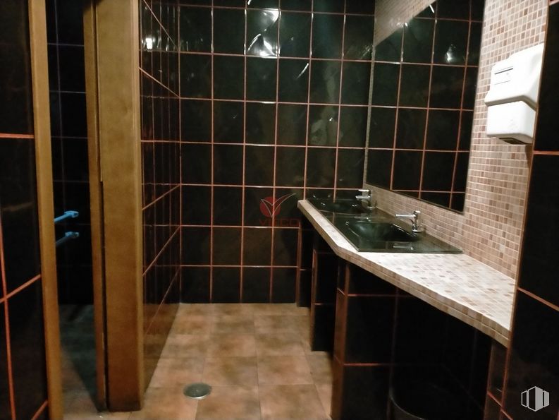 Retail for sale at Calle Diego Jesús Jiménez, Cuenca, 16004 with sink, brown, plumbing fixture, property, tap, bathroom, bathroom sink, mirror, fixture and floor around