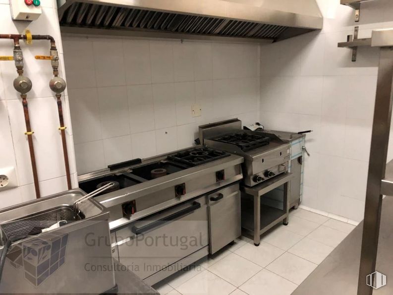 Retail for rent at Polígono Arroyomolinos, Arroyomolinos, Madrid, 28939 with kitchen appliance, home appliance, cabinetry, gas stove, countertop, cooktop, kitchen stove, kitchen, stove and house around