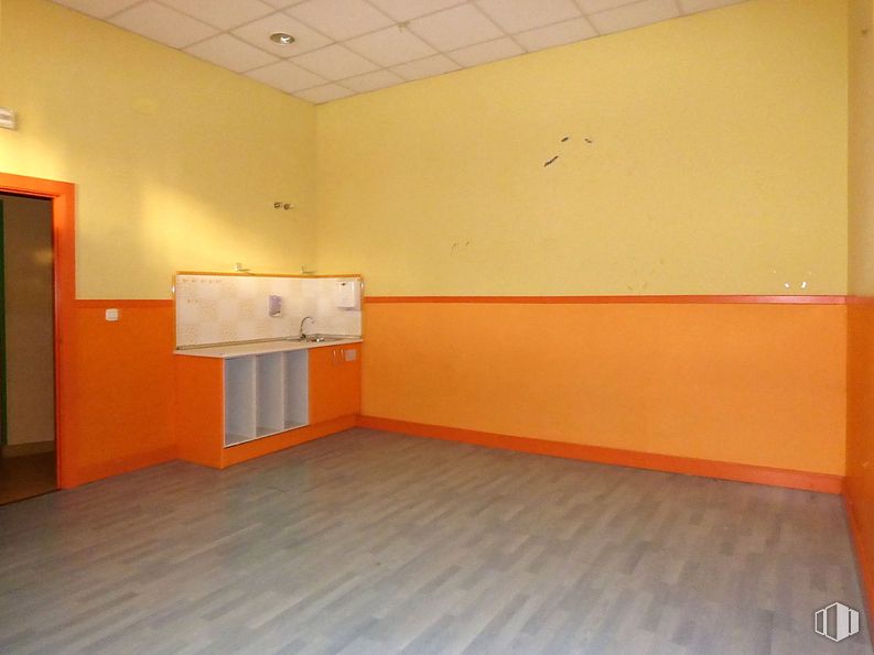 Retail for rent at Zona Arroyo Culebro, Leganés, Madrid, 28914 with fixture, wood, flooring, floor, amber, paint, ceiling, hall, hardwood and wood stain around