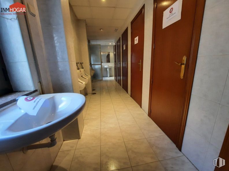 Retail for rent at Zona Murallas, Ávila, 05001 with sink, door, tap, plumbing fixture, bathroom sink, fixture, flooring, interior design, floor and wall around