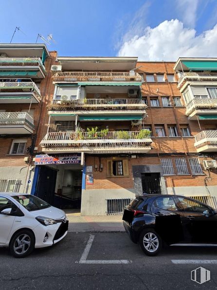 Nave en alquiler y venta en Calle Nuestra Señora de la Luz, Carabanchel, Madrid, 28025 con coche, neumático, rueda, vehículo terrestre, cielo, vehículo, edificio, nube, ventana y azul alrededor