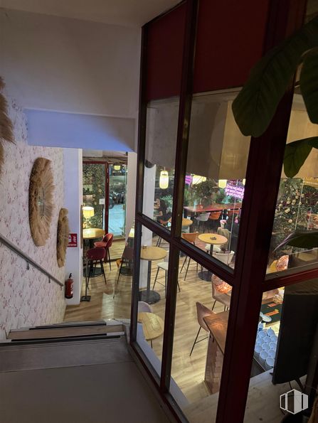 Retail for sale at Calle Ponzano, Chamberí, Madrid, 28003 with interior design, furniture, floor, glass, chair, wood stain, hardwood, houseplant, flowerpot and varnish around