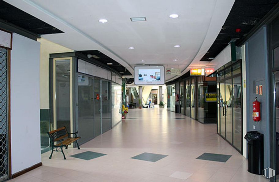 Retail for sale & for rent at Centro Comercial La Rotonda, Plaza Toro, 1, Tres Cantos, Madrid, 28760 with bench, fixture, flooring, floor, building, ceiling, city, glass, cleanliness and commercial building around