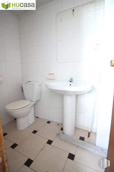 Retail for sale & for rent at Zona Santa Teresa, Toledo, 45004 with toilet, sink, property, plumbing fixture, bathroom, purple, bathroom sink, tap, interior design and fixture around