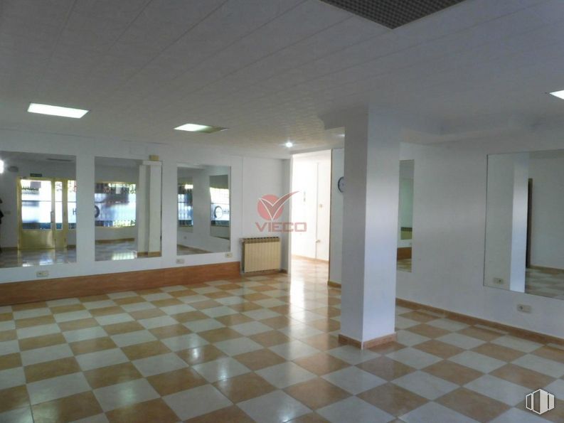 Retail for sale at Zona Hospitales, Cuenca, 16003 with tile flooring, fixture, interior design, floor, flooring, ceiling, hall, gas, composite material and event around