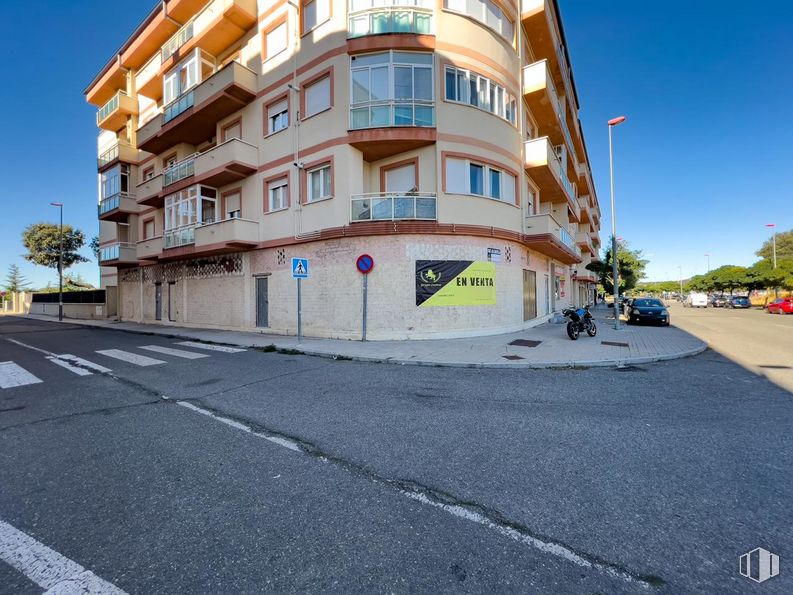 Retail for sale at Avenida Patrimonio de la Humanidad, Ávila, 05004 with building, property, window, sky, urban design, asphalt, road surface, house, facade and city around