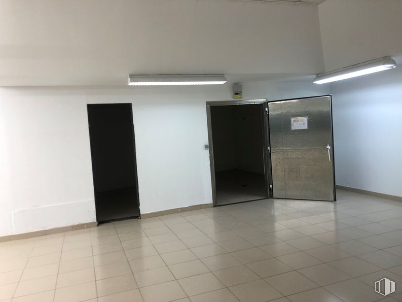 Retail for sale & for rent at Calle Toledo, 17, Sonseca, Toledo, 45100 with lighting, fixture, floor, flooring, door, hall, tile flooring, glass, ceiling and house around