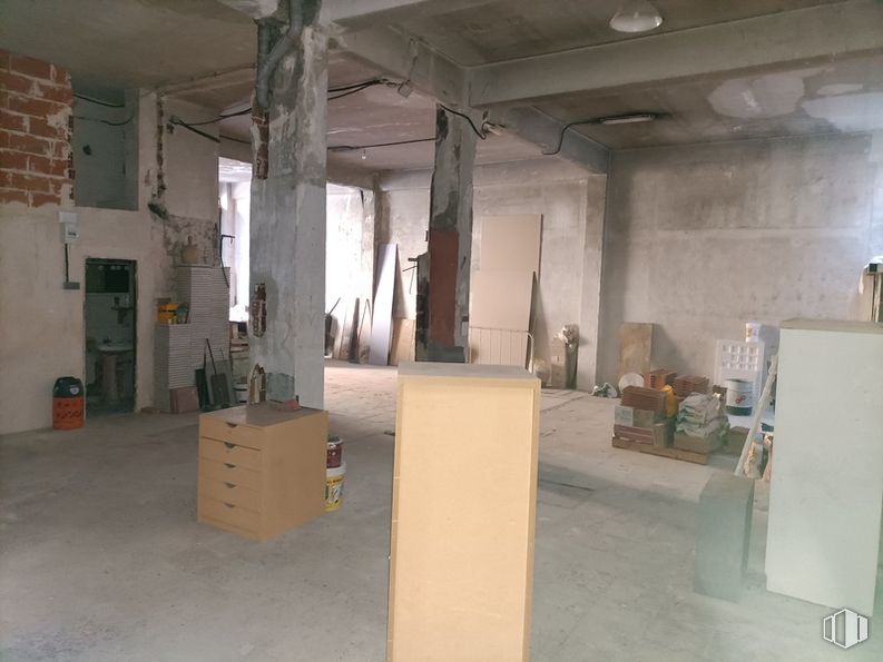 Industrial for rent at Calle Alcaudón, Carabanchel, Madrid, 28019 with chest of drawers, wood, cabinetry, floor, flooring, hardwood, drawer, plywood, event and ceiling around