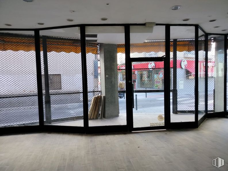 Retail for rent at Calle Pinto, 1, Parla, Madrid, 28980 with building, fixture, door, interior design, shade, floor, window, automotive exterior, wood and tints and shades around