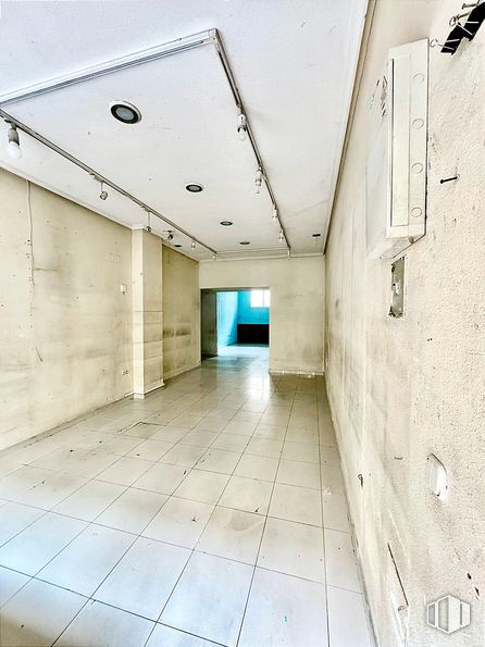 Retail for rent at Paseo Estación, Ávila, 05001 with fixture, architecture, wall, flooring, composite material, ceiling, concrete, space, symmetry and wood around