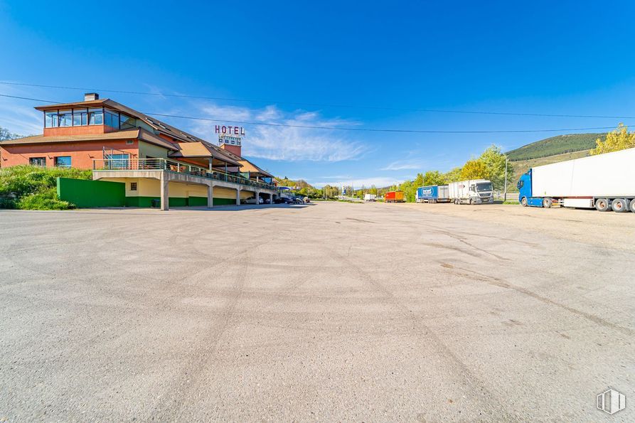 Local en venta en A1 Somosierra, Horcajo de la Sierra, Madrid, 28755 con camión, superficie de la carretera, carretera, asfalto, carril, alquitrán, poste, carretera, luz de la calle y autopista de acceso controlado alrededor