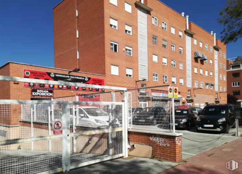 Retail for sale at Paseo Pastrana, Alcalá de Henares, Madrid, 28803 with car, building, sky, property, window, tire, vehicle, wheel, tree and motor vehicle around