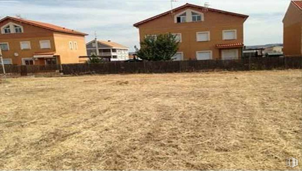 Suelo en venta en Calle Molina, Yunquera de Henares, Guadalajara, 19210 con casa, nube, cielo, edificio, planta, ventana, ecorregión, árbol, lote de tierra y paisaje alrededor