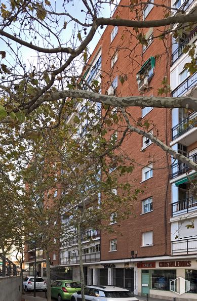 Local en alquiler y venta en Plaza Santo Domingo, 2, Alcorcón, Madrid, 28922 con edificio, día, rueda, ventana, neumático, coche, vehículo, hoja, rama y árbol alrededor