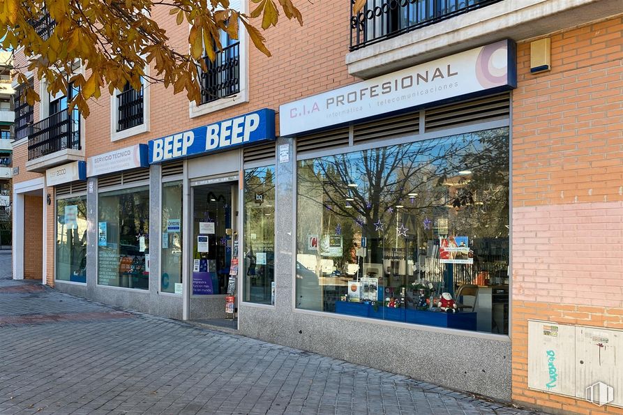 Local en alquiler y venta en Calle Francisco Rabal, 19, Arganda del Rey, Madrid, 28500 con ventana, edificio, superficie de la carretera, árbol, accesorio, fachada, acera, carretera, puerta y ciudad alrededor