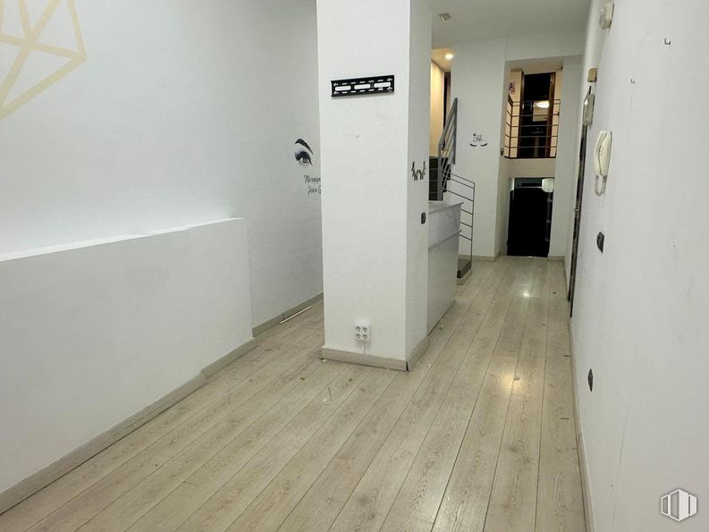 Retail for rent at Calle Téllez, Retiro, Madrid, 28007 with property, wood, building, flooring, floor, fixture, hardwood, laminate flooring, hall and ceiling around