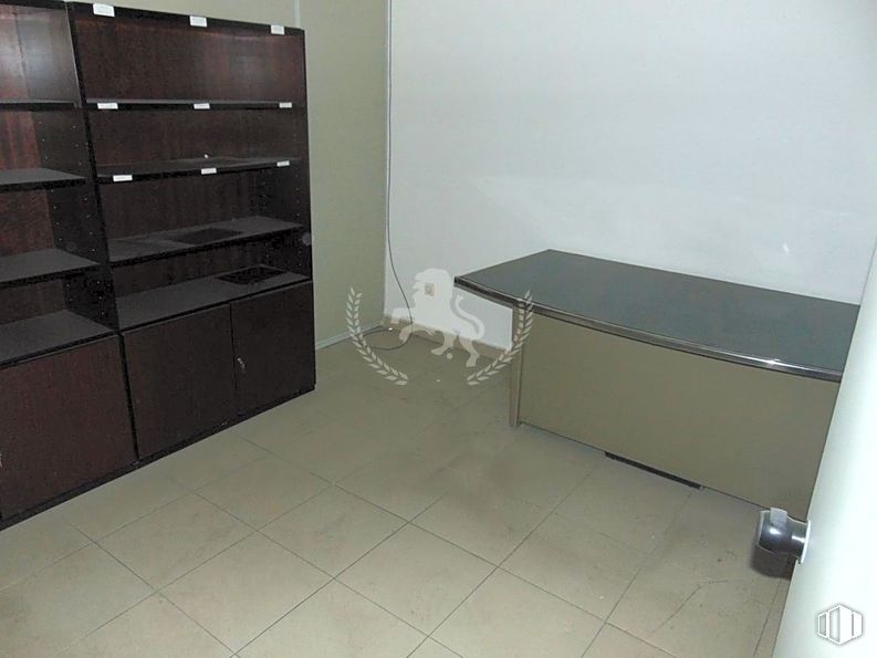 Office for sale & for rent at Calle Duque de Alba, 6, Ávila, 05001 with table, cabinetry, furniture, wood, flooring, floor, building, shelving, shelf and hardwood around