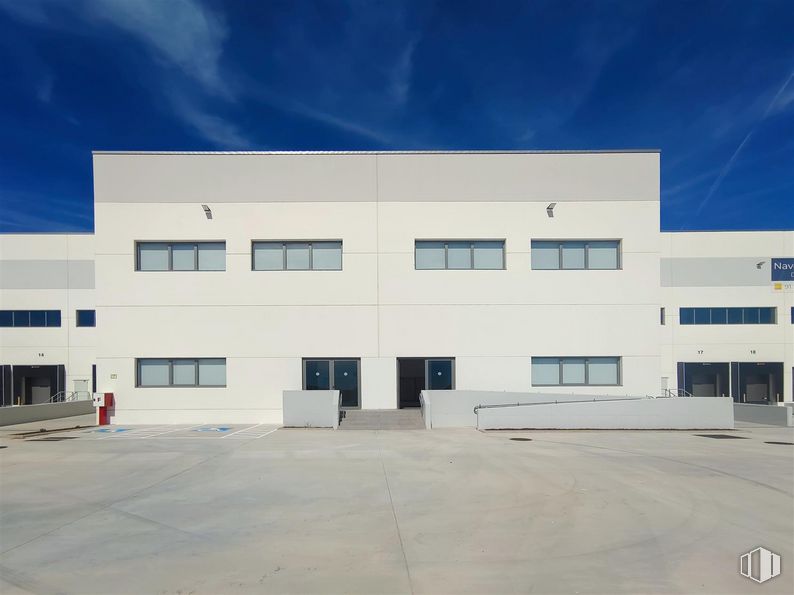 Nave en alquiler en Polígono industrial La Atalayuela, Villa de Vallecas, Madrid, 28031 con edificio, cielo, propiedad, nube, ventana, accesorio, rectángulo, puerta, zona residencial y diseño urbano alrededor