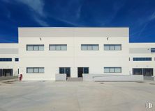 Industrial for rent at Polígono industrial La Atalayuela, Villa de Vallecas, Madrid, 28031 with building, sky, property, cloud, window, fixture, rectangle, door, residential area and urban design around