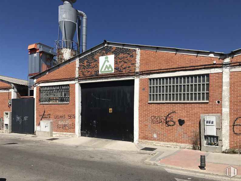 Nave en venta en Calle Abedul, Fuenlabrada, Madrid, 28942 con ventana, edificio, puerta, casa, cielo, albañilería, chimenea, zona residencial, ladrillo y superficie de la carretera alrededor