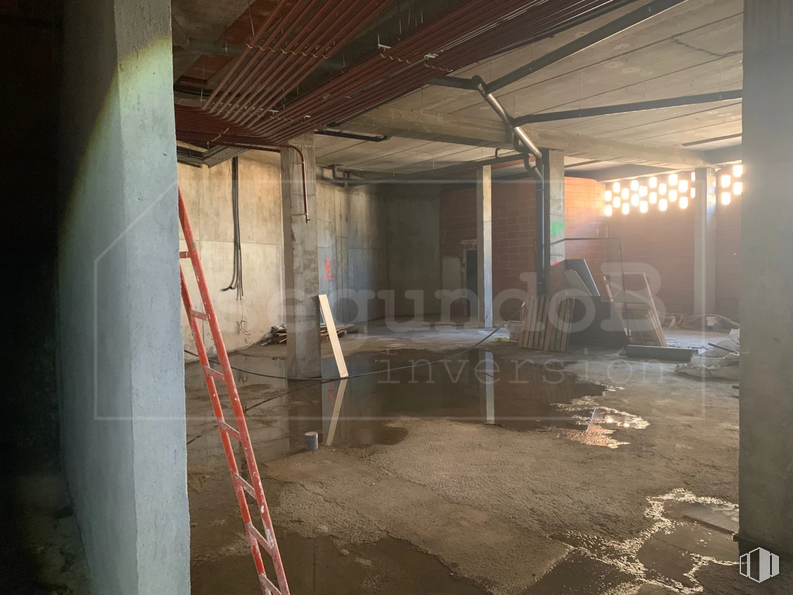 Retail for sale at Calle Ventanilla, 8, Colmenarejo, Madrid, 28270 with mirror, furniture, floor, building, flooring, house, gas, wood, fixture and ceiling around