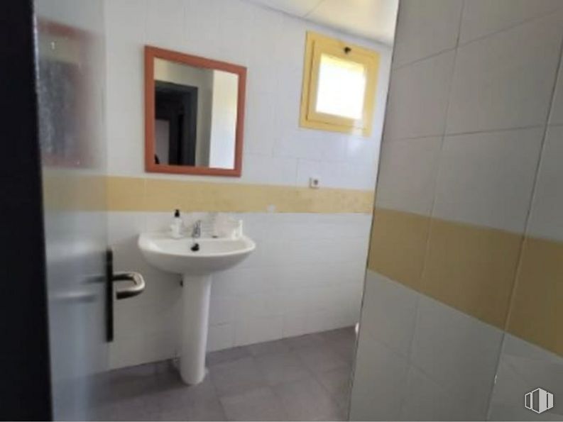 Industrial for sale at Calle Laguna del Marquesado, Villaverde, Madrid, 28021 with mirror, sink, window, tap, bathroom sink, plumbing fixture, bathroom, fluid, interior design and fixture around