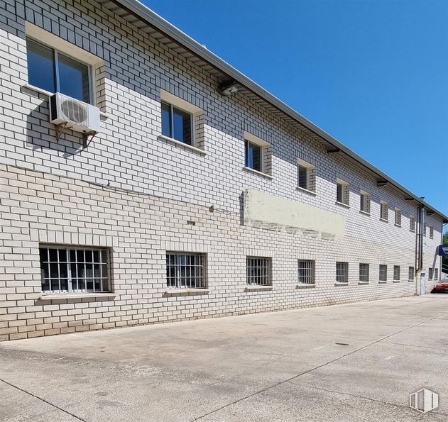 Nave en alquiler y venta en Carretera Torrelaguna, 5, Guadalix de la Sierra, Madrid, 28794 con ventana, casa, cielo, accesorio, inmobiliario, fachada, ladrillo, rectángulo, puerta y material compuesto alrededor