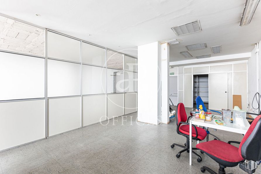 Office for sale at Calle Alfonso Gómez, San Blas - Canillejas, Madrid, 28037 with chair, light fixture, lighting, building, furniture, table, desk, flooring, hall and floor around