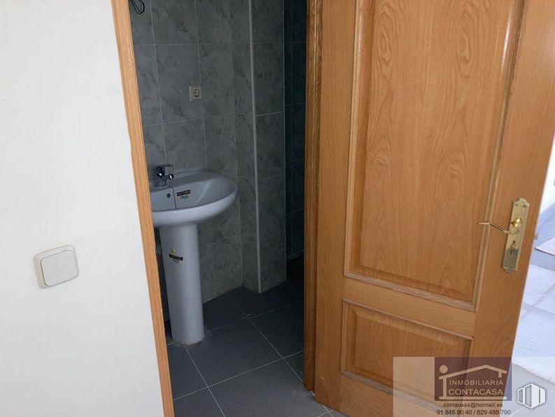 Retail for sale at Zona Centro, Colmenar Viejo, Madrid, 28770 with sink, door, bathroom, fixture, purple, wood, floor, bathroom sink, plumbing fixture and toilet around