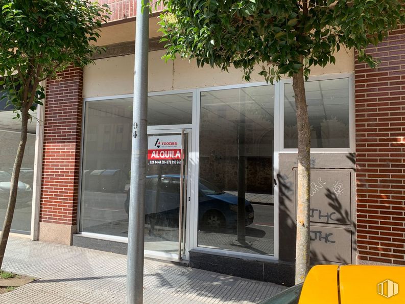 Retail for rent at calle José Zorrilla, 132, Segovia, 40006 with property, building, shade, fixture, road surface, architecture, tree, door, brick and facade around