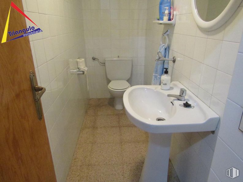 Retail for sale at Zona Nueva Segovia, Segovia, 40006 with sink, toilet, tap, plumbing fixture, bathroom sink, property, mirror, bathroom, purple and fluid around