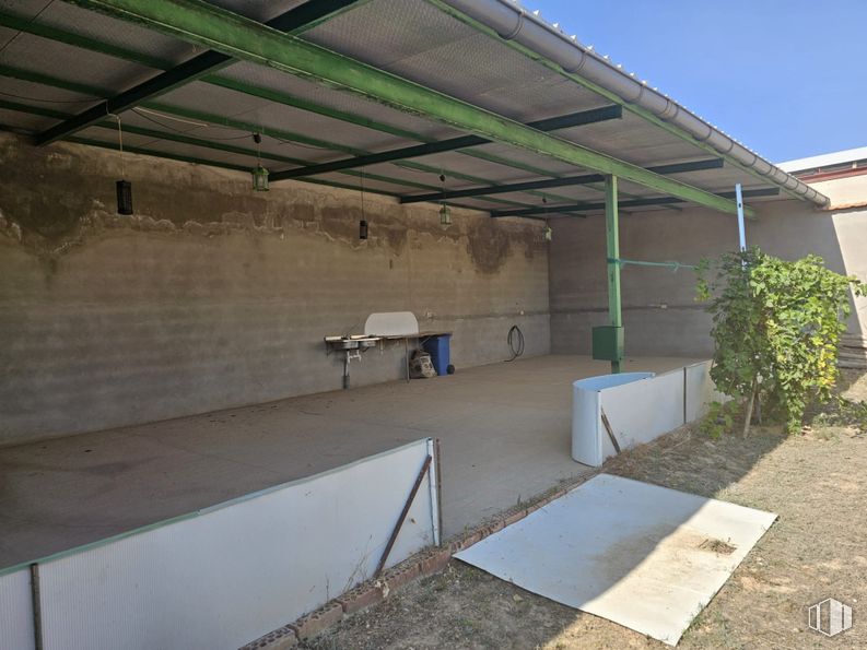 Land for sale at Zona Francisco Pizarro, La Puebla de Almoradiel, Toledo, 45840 with floor, shade, concrete, building material, daylighting and plaster around