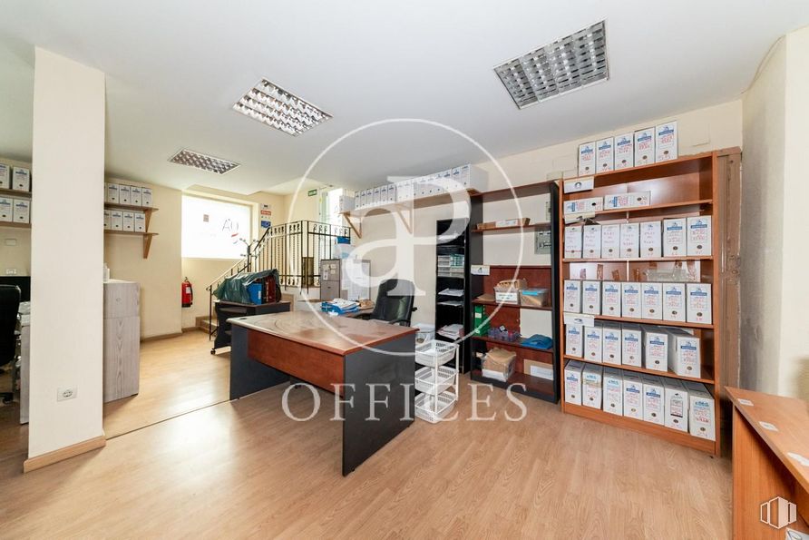 Oficina en alquiler y venta en Calle Don Ramón de la Cruz, Salamanca, Madrid, 28006 con estantería, mesa, alumbrado, propiedad, estante, estantería, diseño de interiores, pavimento, edificio y piso alrededor