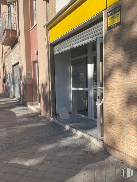 Retail for rent at Calle Málaga, Leganés, Madrid, 28914 with window, building, road surface, door, sidewalk, tints and shades, facade, city, fixture and shade around