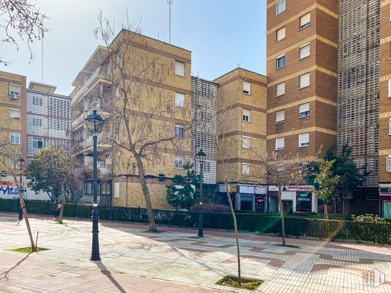 Local en venta en Paseo Goya, 7, Móstoles, Madrid, 28931 con edificio, cielo, planta, ventana, día, propiedad, árbol, accesorio, bloque de torre y diseño urbano alrededor