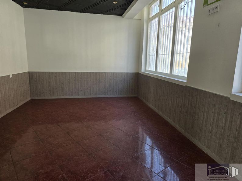 Retail for rent at Calle San Sebastián, Colmenar Viejo, Madrid, 28770 with window, building, property, wood, fixture, shade, interior design, hall, flooring and house around