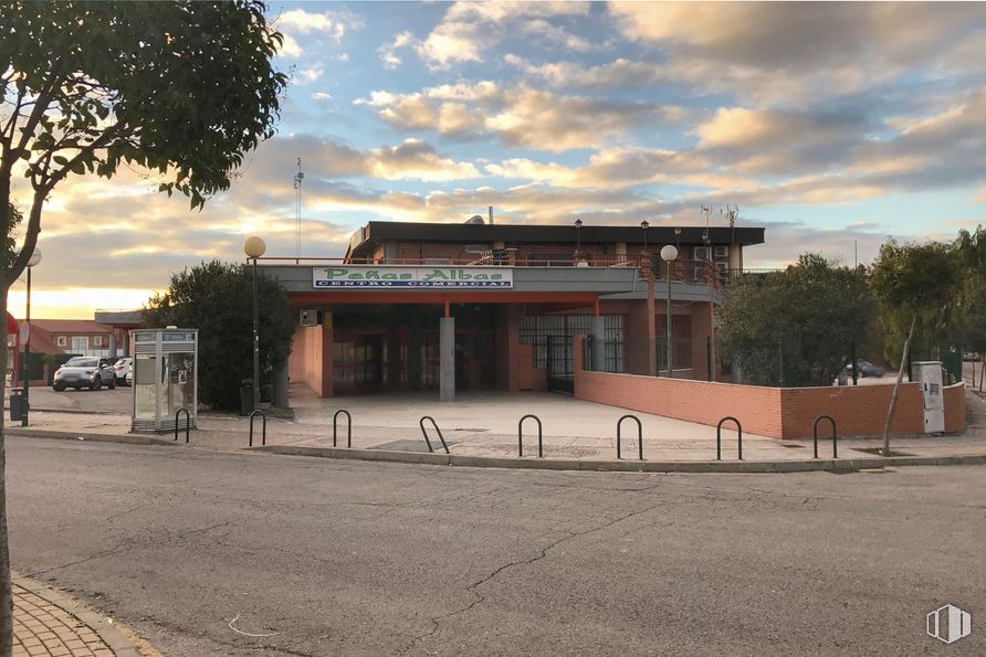 Local en alquiler en Centro Comercial Peñas Albas, Villalbilla, Madrid, 28810 con edificio, nube, cielo, árbol, planta, superficie de carretera, sombra, bienes raíces, fachada y paisaje alrededor