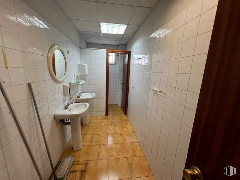 Industrial for rent at Calle Cabo de Finisterre, Arganda del Rey, Madrid, 28500 with mirror, sink, wall, flooring, floor, plumbing fixture, bathroom sink, bathroom, plumbing and tile around