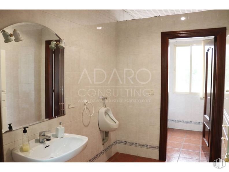 Nave en venta en Carretera N-400, Toledo, 45003 con fregadero, inodoro, espejo, grifo, accesorios de fontanería, propiedad, lavabo, edificio, cuarto de baño y mueble de baño alrededor