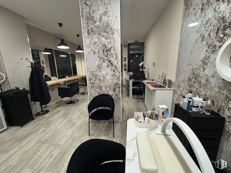 Retail for rent at Calle Campo Estrella, Fuencarral - El Pardo, Madrid, 28050 with chair, light fixture, lighting, clothing, beauty salon, design, office chair and mirror around