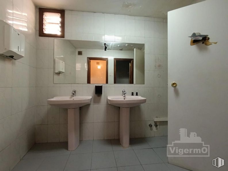 Local en alquiler en Zona Centro, Torrejón de Ardoz, Madrid, 28850 con fregadero, ventana, espejo, grifo, accesorios de fontanería, lavabo, propiedad, cuarto de baño, madera y interiorismo alrededor