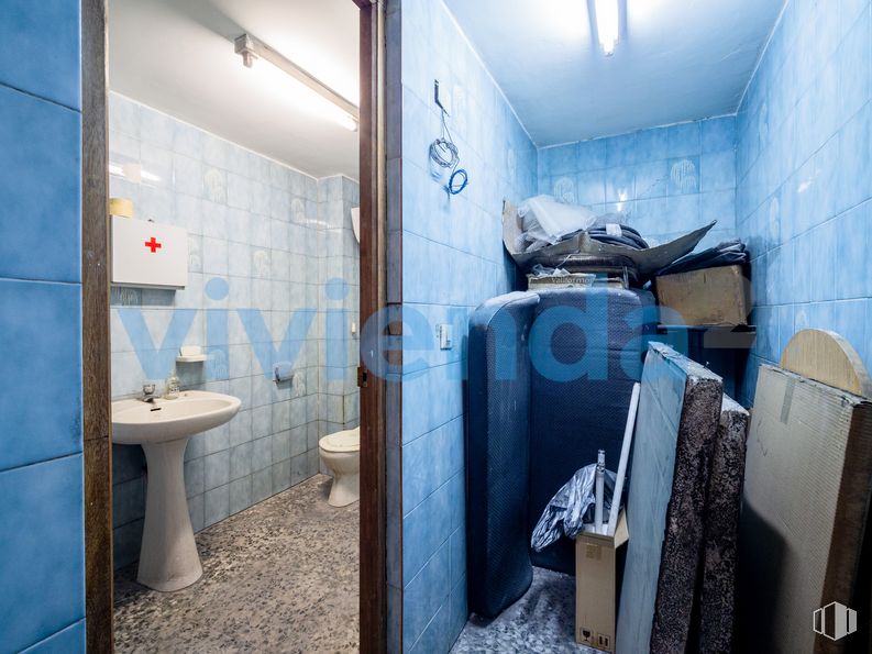 Local en venta en Calle Francisco del Pozo, Fuencarral - El Pardo, Madrid, 28034 con fregadero, propiedad, azul, accesorios de fontanería, grifo, azure, interiorismo, cuarto de baño, lavabo y suelo alrededor