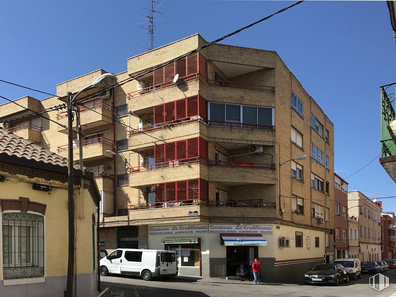 Local en alquiler y venta en Calle Hierbabuena, 21, Tetuán, Madrid, 28039 con ventana, edificio, coche, camioneta, cielo, propiedad, neumático, rueda, vehículo y diseño urbano alrededor