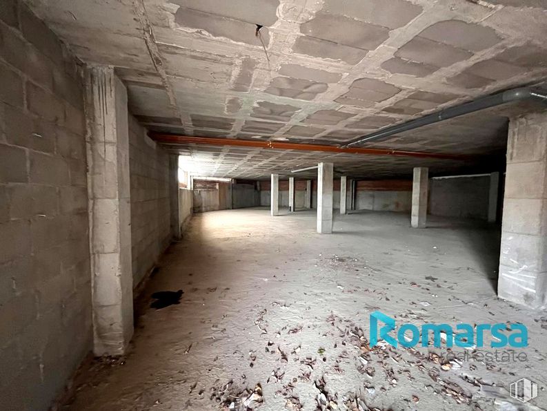 Retail for sale at Calle Rejero Lorenzo de Ávila, Ávila, 05004 with floor, concrete, ceiling, basement and building material around