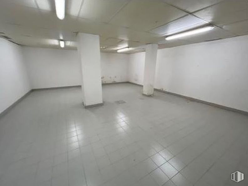 Retail for sale at Calle Virgen de Aranzadu, Fuencarral - El Pardo, Madrid, 28034 with light fixture, flooring, floor, ceiling, tile flooring, silver, tile, hall, fluorescent lamp and transparency around