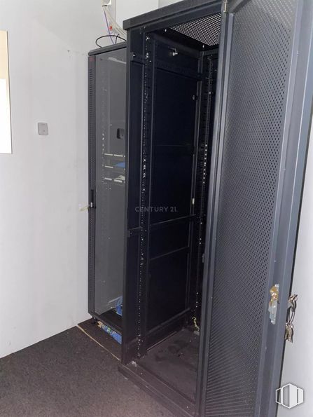 Oficina en alquiler y venta en Edificio Ecu, Calle Pollensa, 6, Las Rozas de Madrid, Madrid, 28230 con clúster informático, gas, accesorio, máquina, equipos informáticos, material compuesto, ingeniería, azul eléctrico, electricidad y hardware de ordenadores personales alrededor